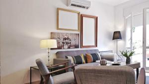 ein Wohnzimmer mit einer Couch und einem Tisch in der Unterkunft BizFlats Garden House in Barcelona