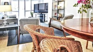 ein Wohnzimmer mit Tisch und Stühlen in der Unterkunft BizFlats Garden House in Barcelona