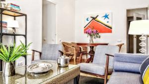 ein Wohnzimmer mit Stühlen und einem Tisch in der Unterkunft BizFlats Garden House in Barcelona