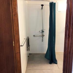 La salle de bains est pourvue d'une douche avec rideau de douche. dans l'établissement Cotillo Ocean View, à El Cotillo