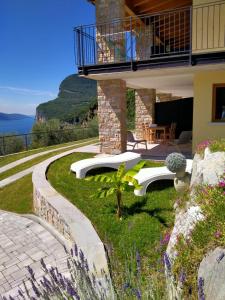 トレモージネ・スル・ガルダにあるAppartamenti Villa Vagne by Gardadomusmeaの海の見える家