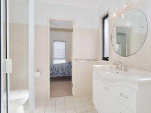 Koupelna v ubytování 2 137 Soldiers Point Road luxury unit on the waterfront with aircon and free unlimited WiFi
