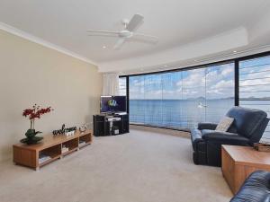 Posezení v ubytování 2 137 Soldiers Point Road luxury unit on the waterfront with aircon and free unlimited WiFi