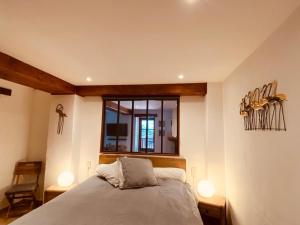 um quarto com uma cama e uma janela em PROBER-INCLES em Soldeu