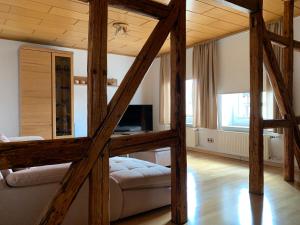 Habitación grande con cama elevada y TV. en 100qm Ferienwohnung in Halberstadt, dem Tor zum Harz, en Halberstadt