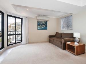 Posezení v ubytování 2 137 Soldiers Point Road luxury unit on the waterfront with aircon and free unlimited WiFi