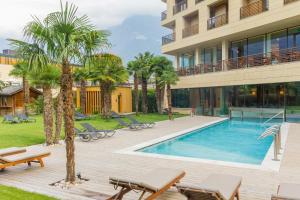 Bazén v ubytování Hotel Therme Meran - Terme Merano nebo v jeho okolí
