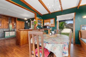 Afbeelding uit fotogalerij van Beachy Bach - Mangawhai Heads Holiday Home in Mangawhai