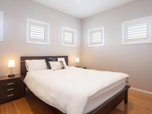 Llit o llits en una habitació de 7a Judith Street stunning duplex with ducted air conditioning
