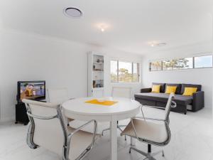 Gallery image of 5 Bent Street huge house with Foxtel and Aircon in Fingal Bay