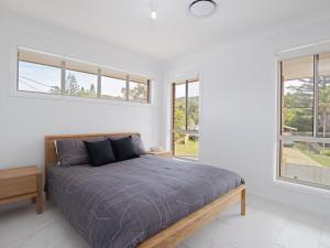 Gallery image of 5 Bent Street huge house with Foxtel and Aircon in Fingal Bay