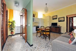 un soggiorno con divano e tavolo di Casa Costa Classica a Genova
