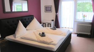 een slaapkamer met een bed met twee vogels erop bij Hotel Sonnleitn in Bodenmais