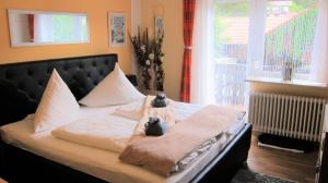 een bed met twee knuffels erop bij Hotel Sonnleitn in Bodenmais