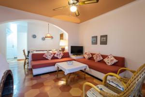 ein Wohnzimmer mit einem Sofa und einem Tisch in der Unterkunft Aldea 2 Cala Fornells in Paguera