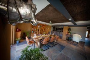 Niederpallen的住宿－Green & Breakfast Chambre Satita，一间带木桌和椅子的用餐室