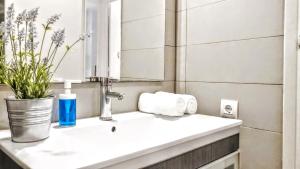 Ein Badezimmer in der Unterkunft BizFlats Garden House