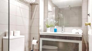 Ein Badezimmer in der Unterkunft BizFlats Garden House