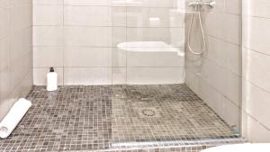 Ein Badezimmer in der Unterkunft BizFlats Garden House