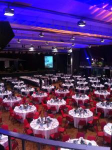 un gran salón de banquetes con mesas blancas y sillas rojas en LOGIS - Hôtel & Restaurant le Grand Terre, en Chartronges