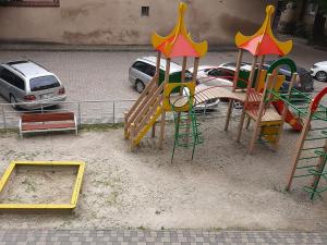 un gruppo di attrezzature per il parco giochi in un parcheggio di sweet home 2 a Ivano-Frankivsʼk