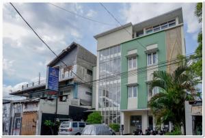 a group of buildings on a city street at RedDoorz near Lempuyangan Train Station in Yogyakarta