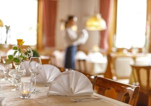 Hotel Gasthof Krone 레스토랑 또는 맛집