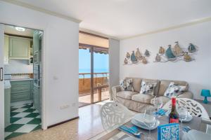 - un salon avec un canapé et une table dans l'établissement Aloha Amazing Sea Views at Carihuela, à Torremolinos