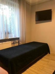 Televízia a/alebo spoločenská miestnosť v ubytovaní Karwia Pokoje & Apartamenty