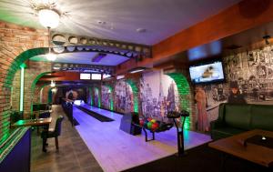 a bowling alley in a restaurant with a bowling alley at Hotel i Restauracja "Pod Orłem" in Kartuzy