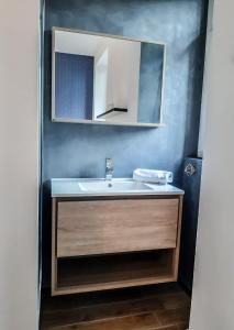 bagno con lavandino e specchio di Suite & Lake - Proche du Lac d'Annecy ad Annecy