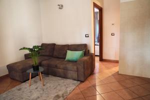 - un salon avec un canapé brun et une table dans l'établissement Villa Mercedes, à Rome