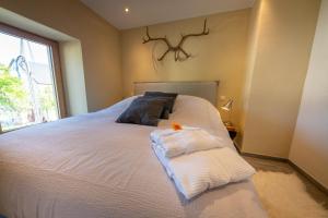ein Schlafzimmer mit einem Bett mit zwei Handtüchern darauf in der Unterkunft Green & Breakfast Fjord in Niederpallen