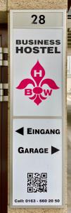 un panneau indiquant un garage d'urgence dans l'établissement Business Hotel Wiesbaden PRIME, à Wiesbaden