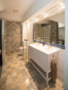 Koupelna v ubytování Apartamento de lujo en Gijòn