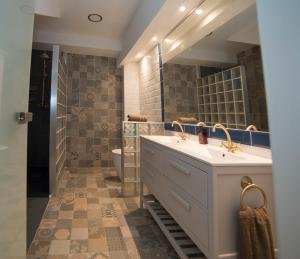 Koupelna v ubytování Apartamento de lujo en Gijòn