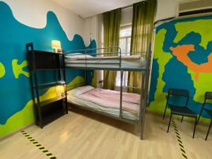 マドリードにあるBed Madridの壁画のある客室で、二段ベッド2組が備わります。