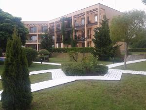 ソゾポルにあるApartments Sozopoli Hillsの建物前庭付き