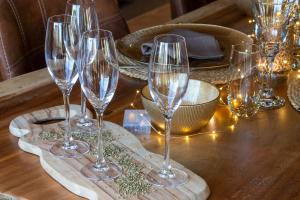 een groep wijnglazen op een houten tafel bij Green & Breakfast Havilland in Niederpallen