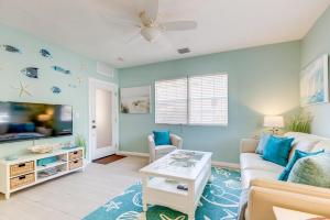 uma sala de estar com um sofá e uma televisão em A Suite Retreat em Miami