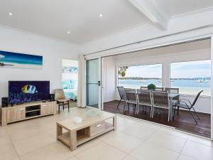 Μια τηλεόραση ή/και κέντρο ψυχαγωγίας στο Casa Martins Absolute Waterfront House