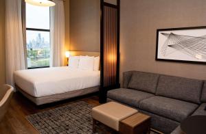 une chambre d'hôtel avec un lit et un canapé dans l'établissement Hyatt Place Chicago Wicker Park, à Chicago