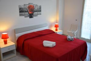 ドンナルカータにあるCasa Rivieraの赤いベッド1台(赤い毛布付)が備わるベッドルーム1室が備わります。