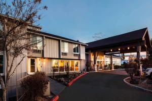 una casa con un coche aparcado delante de ella en La Quinta Inn by Wyndham Bend, en Bend