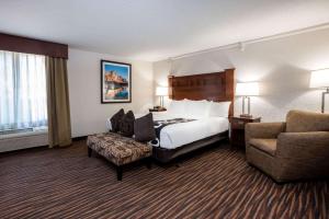 a hotel room with a bed and a chair at La Quinta Inn by Wyndham Bend in Bend +26 photos