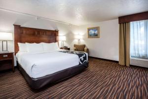 Postel nebo postele na pokoji v ubytování La Quinta Inn by Wyndham Bend