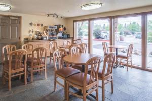 La Quinta Inn by Wyndham Bend 레스토랑 또는 맛집
