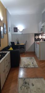 cocina y sala de estar con sofá y mesa en Apartments Sandra, en Kotor