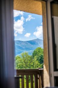 Elle offre une vue sur la montagne depuis sa fenêtre. dans l'établissement Nowa - Ski SPA Hotel, à Karpacz