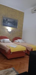 Habitación con 2 camas en una habitación en Apartments Sandra en Kotor
